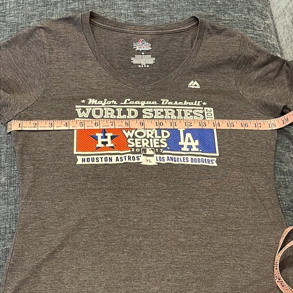 2017 World Series officially licensed women’s medium v-neck t-shirt in gray - Picture 6 of 7